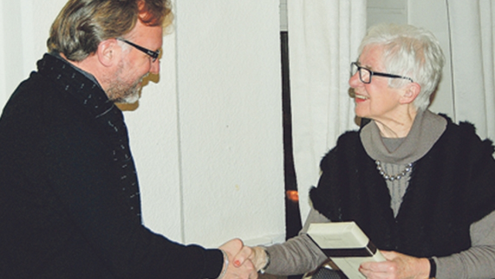 Mit einem Buchgeschenk bedanke sich Peter Hilton Fliegel für die Landesbühne bei Gisela Olthoff, die seit Gründung des Freundeskreises die Abonnenten betreute.  © Foto: Hoegen
