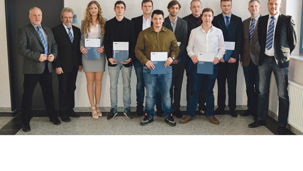 Acht Auszubildende erhielten jetzt ihre Facharbeiterbriefe. Im Bild von links Uwe Neessen, Leiter der Ausbildungswerkstatt, Ausbilder Hermann Harms, Christina Haas aus Westoverledingen, Marcel Hinderks aus Weener, Christian Siemer aus Burlage, Bastian Demiri aus Jemgum, Malte Tergast aus Holtland, Kevin Bloem aus Weener, Julian de la Cruz aus Leer, Erik Meyer aus Holtland, Ausbilder David Jürgens und Ausbildungsmeister Ingo Schoof. © Foto: privat