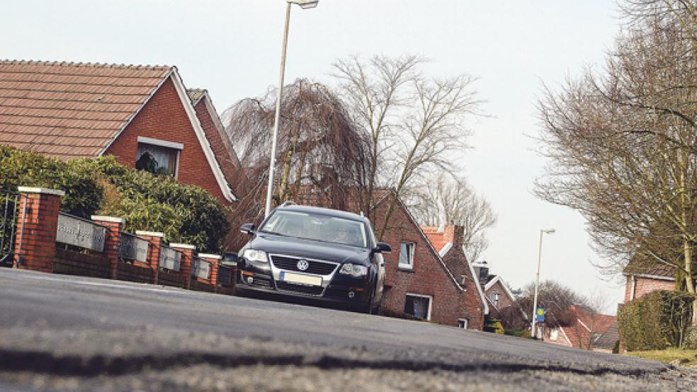 Die Kreisstraße 30 - hier im Bereich des Möhlenwegs in Stapelmoor - soll ab kommendem Sommer ausgebaut werden. Vorgesehen sind drei Bauabschnitte bis zum Jahr 2018. © Archivfoto: Hanken