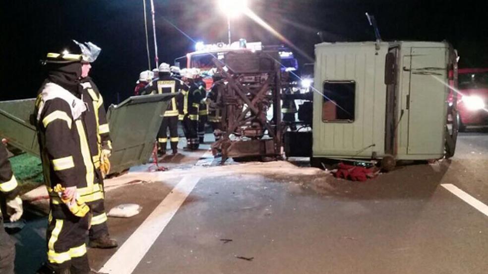 Auf der Autobahn 31 bei Bunde hat sich in der Nacht von Montag auf Dienstag ein schwerer Verkehrsunfall ereignet.  © Foto: Feuerwehr 