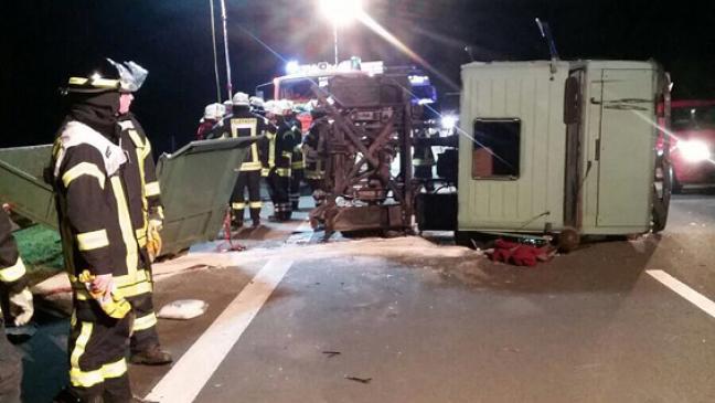 Kleintransporter kollidiert mit Unimog