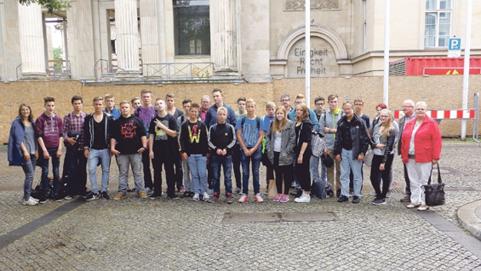 Ein Ausflug nach Hannover zum Landtag gehört zum Projekt. Unser Foto zeigt die Gruppe 2015 vor dem Landtag.  © Foto: privat