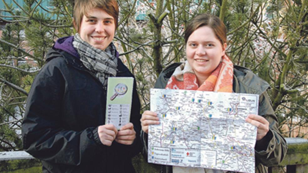Möchten Wohnungslose mit dem Ergebnis ihrer Projektarbeit unterstützen: Kyra Buschak (links) und Stefanie Schuchart. © Foto: Hochschule Emden/Leer