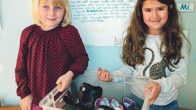 »Jona«-Kinder  sammeln Schuhe