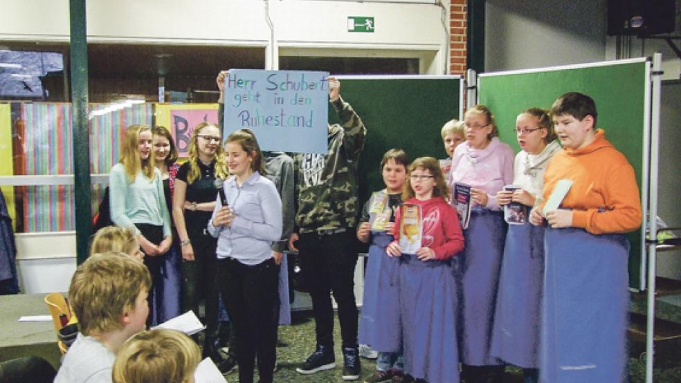 Schüler der Carl-Goerdeler-Schule in Jemgum haben gestern zum Abschied von Rektor Franz Schubert ein buntes Programm auf die Beine gestellt.  © Foto: Carl-Goerdeler-Schule