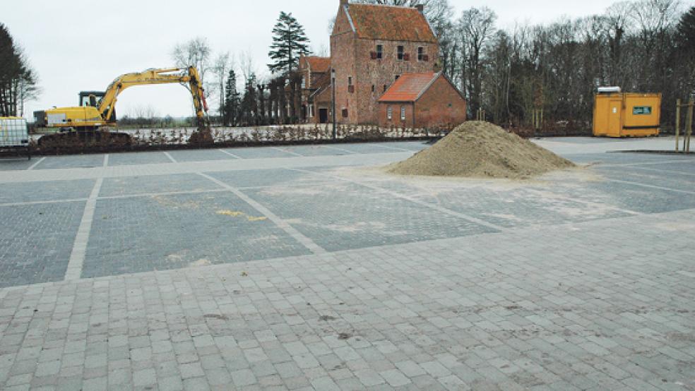 Mit einer Buchenhecke eingefasst ist der multifunktionelle Platz am Steinhaus in Bunderhee. © Foto: Szyska