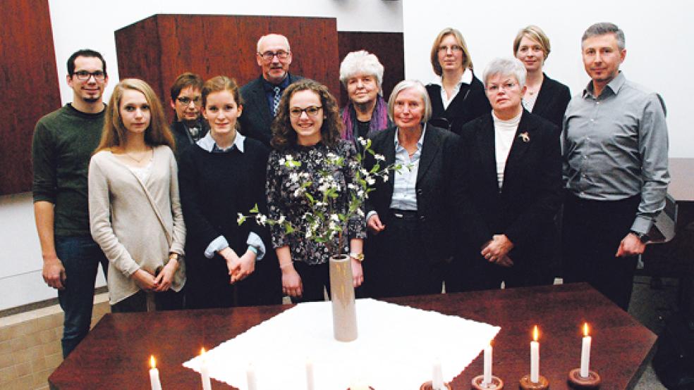 Ein Arbeitskreis Rheiderländer Kirchengemeinden gestaltete in der Baptistenkirche in Weener den ökumenischen Gedenkgottesdienst; neun Kerzen auf dem Tisch erinnern an die verschiedenen Opfergruppen. Am Gottesdienst wirkten mit (von links) Matthias Hagel, Ruth Wittrock (beide Baptistengemeinde Weener), Barbara Ostendorp (Kirchengemeinde St. Josef Weener), Anna Hemmes (Baptistengemeinde), Gerhard Janssen (Bunde), Johanna Hemmes (Baptistengemeinde), Lina Garen (Bunde), Gerda Pruin (Möhlenwarf), Sabrina Koetsier (Weener), Karin Mittwollen (Weener), Pastorin Jana Metelerkamp (Holthusen) und Pastor Marian Silaghi (Baptistengemeinde). Auf dem Foto fehlt Theus Graalmann (Bunde).  © Foto: Kuper