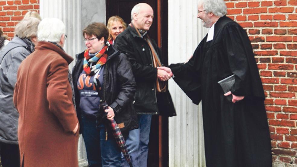 Pastor Martin Goebel im Gespräch in Jemgum. © Foto: Wolters