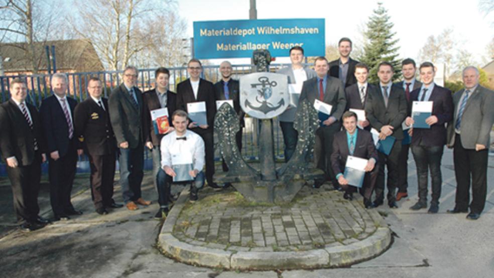 Zwölf Prüflinge der Ausbildungswerkstatt Weener (ABW) erhielten gestern im Materiallager an der Rostocker Straße ihre Facharbeiterbriefe als Elektroniker für Geräte und Systeme. Das Bild zeigt die erfolgreichen Absolventen mit ABW-Leiter Uwe Neessen (rechts) sowie (von links) Reinhard Hegewald als Leiter Regionalpolitik der Industrie- und Handelskammer (IHK), Bürgermeister Ludwig Sonnenberg, Fregattenkapitän Erik Michel als stellvertretender Leiter des Bundeswehrdepots Nord sowie dem Prüfungsausschuss-Vorsitzenden Ferdinand Reit. © Foto: Szyska