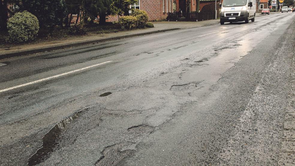 Schlagloch-Piste: Die Fahrbahndecke der Neuschanzer Straße (K 33) in Bunde muss nach dem Winter saniert werden. Eine Ausschreibung soll in Kürze erfolgen, kündigte die Kreisverwaltung an. © Foto: Szyska