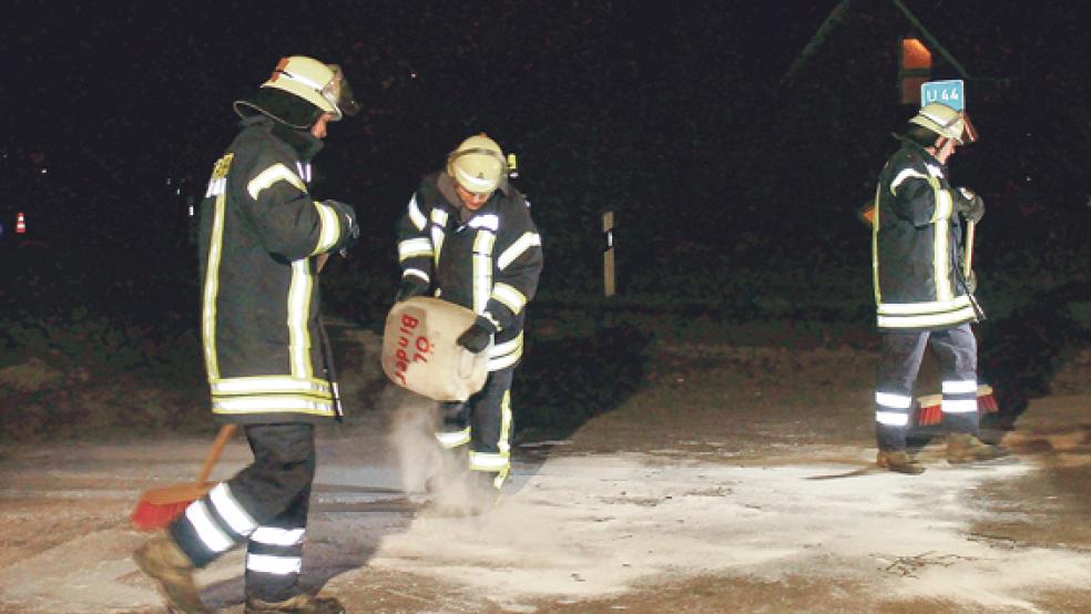 Die Feuerwehr Diele setzte Bindemittel aus, weil Öl und Kraftstoffe ausgelaufen waren. © Foto: Rand (Feuerwehr)