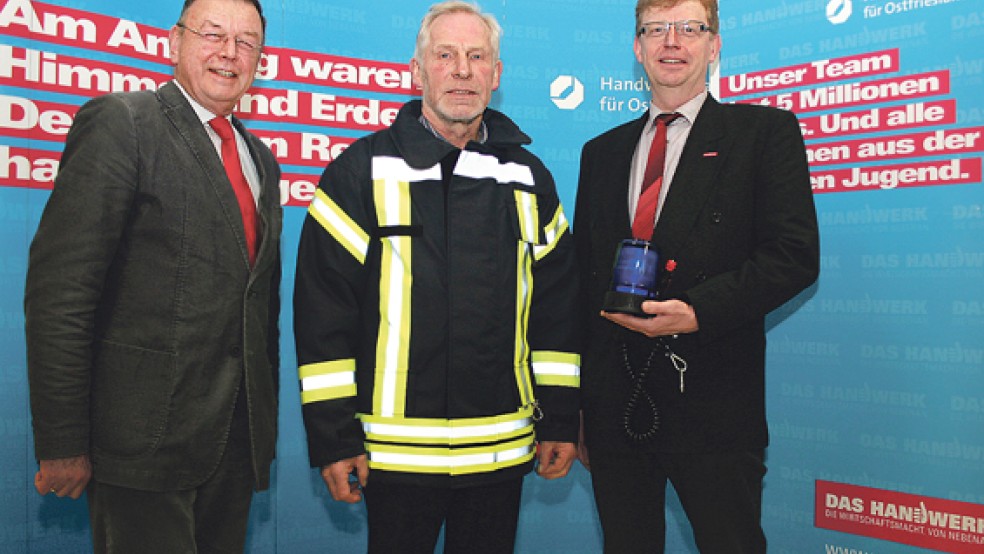 Setzen sich für die Zukunft der Freiwilligen Feuerwehren in Ostfriesland ein: Von der Handwerkskammer für Ostfriesland Präsident Albert Lienemann (rechts) und Hauptgeschäftsführer Peter-Ulrich Kromminga (links) mit Regierungsbrandmeister Ernst Hemmen.  © Foto: Handwerkskammer