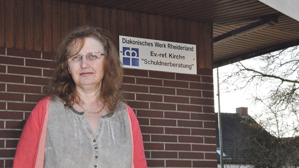 Beatrix Block von der Schuldnerberatung des Diakonischen Werkes berät Rheiderländer, die sich verschuldet haben. Ihr Büro finden Hilfesuchende an der Süderstraße 32-36 (Eingang Haagstiege) in Weener.  © Foto: Boelmann 
