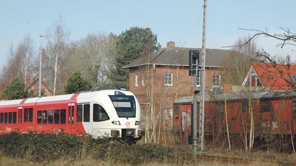 Dass vom Bahnhof in Weener wieder Arriva-Züge wie auf unserem Bild in Richtung Leer fahren, wird noch ein paar Jahre dauern. Aber im Laufe des Monats Mai sollen zumindest wieder Züge aus den Niederlanden in Weener halten. © Archivfoto: Szyska