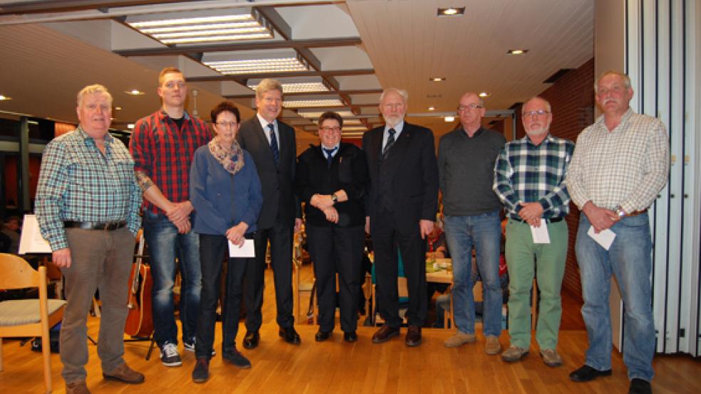 Die Preisträger des Umweltpreises, die am Neujahrsempfang teilnahmen, zusammen mit Bürgermeister Johann Tempel (vierter von links) und dem Vorsitzenden des Umweltausschusses, Arnold Venema (vierter von rechts). © Foto: Hoegen