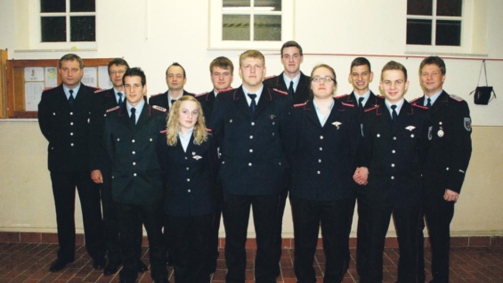 Zehn Mitglieder der Feuerwehr Weenermoor, auf dem Foto eingerahmt durch Ortsbrandmeister Wilhelm Heijen (links) und seinen Stellvertreter Ingo Janssen (rechts), wurden gewählt, befördert oder ernannt: (von links) Hans-Georg Duhm (Gruppenführer), Uwe Barth (stellvertretender Gruppenführer), Rainer Becker (Hauptfeuerwehrmann), Daniela Smidt, Wenko Kuper, Mathis Gai, Vincent Hassler und Rieke Heeren (Oberfeuerwehrleute) sowie Timo Meeuw und Nico Diddens (Feuerwehrmann) © Foto: Kuper