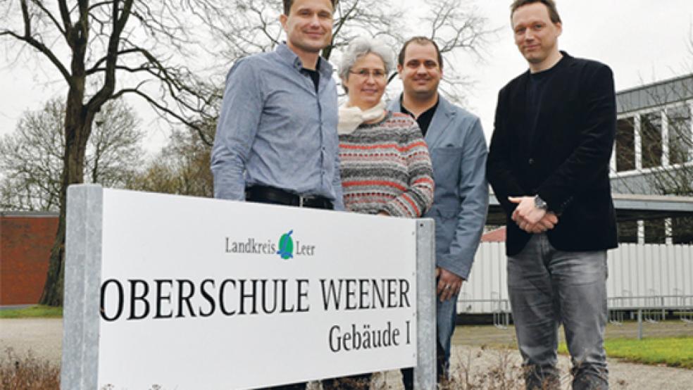 Dirk Kaiser (von links) ist neuer Schuldirektor an der Oberschule in Weener. Unterstützt wird er von Anke Buntjer (Didaktische Leiterin), Kevin Lühring (2. Konrektor) und Andreas Eden (1. Konrektor). © Foto: Boelmann 