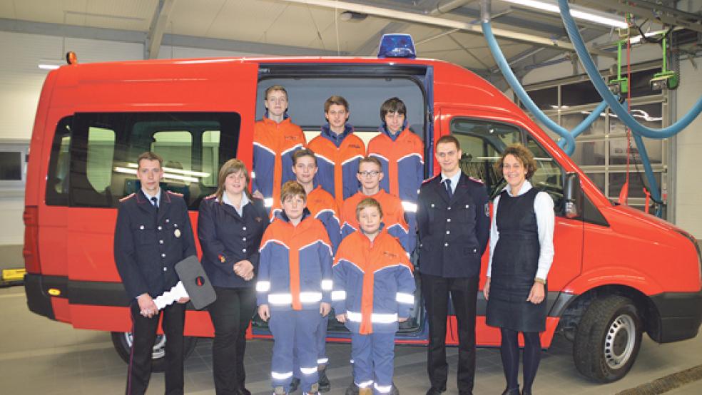 Feuerwehr und Jugendabteilung freuen sich über einen neuen VW Crafter. Unser Foto zeigt den Nachwuchs mit den Betreuern Jann-Hendrik Pflüger und Sarah Köhnke, Ortsbrandmeister Ralf Dieter Harbers (links) und Leers Bürgermeisterin Beatrix Kuhl bei der Schlüsselübergabe. © 