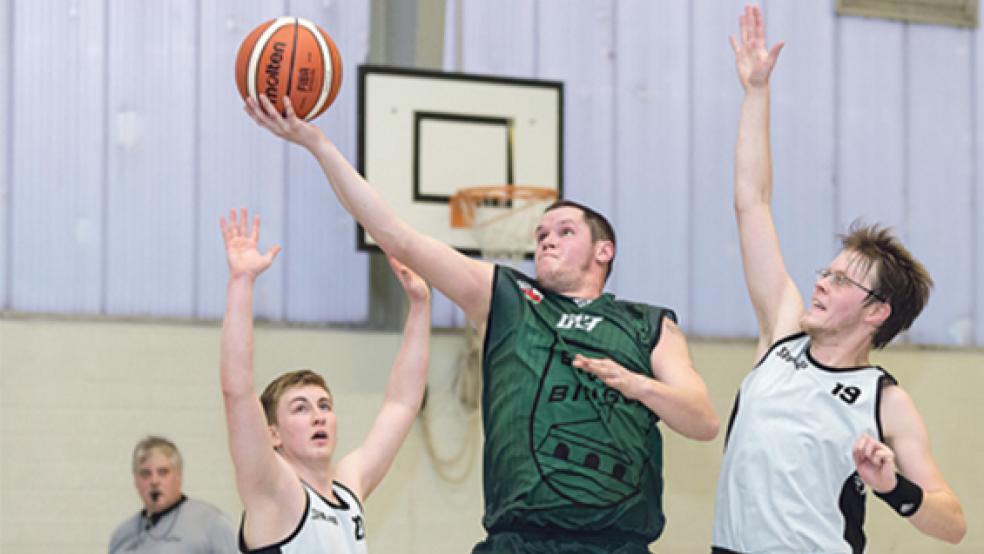 Auf dem Sprung zum dritten Derbysieg der Saison: Bingums Mathias Schmidt (Mitte) ist von den beiden Weeneranern Timo Spengel und Jan-Dirk Mittwollen nicht zu stoppen. © Fotos: Mentrup