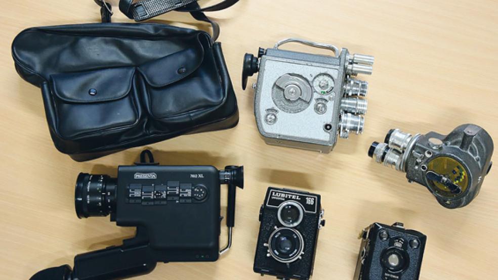 Bei einer Wohnungsdurchsuchung in Weener wurden im September 2015 Foto- und Videokameras mit Zubehör sichergestellt. Die Polizei sucht jetzt nach den Eigentümern.  © Foto: Polizei Leer 