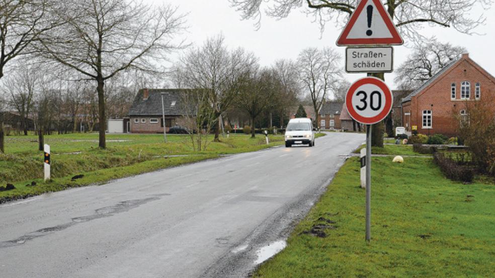 Tempo 30 gilt wegen der Frostschäden auf einigen Abschnitten der Boenster Hauptstraße, wie hier zwischen der Waterwallstraat und der Spins Lohne in Boen. © Foto: de Winter