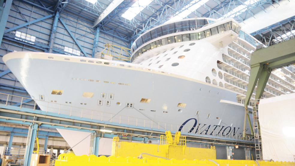 Die »Ovation of the Seas« ist äußerlich nahezu fertiggestellt. Am 20. Februar verlässt das Kreuzfahrtschiff die Baudockhalle der Meyer Werft in Papenburg. © Foto: Assies