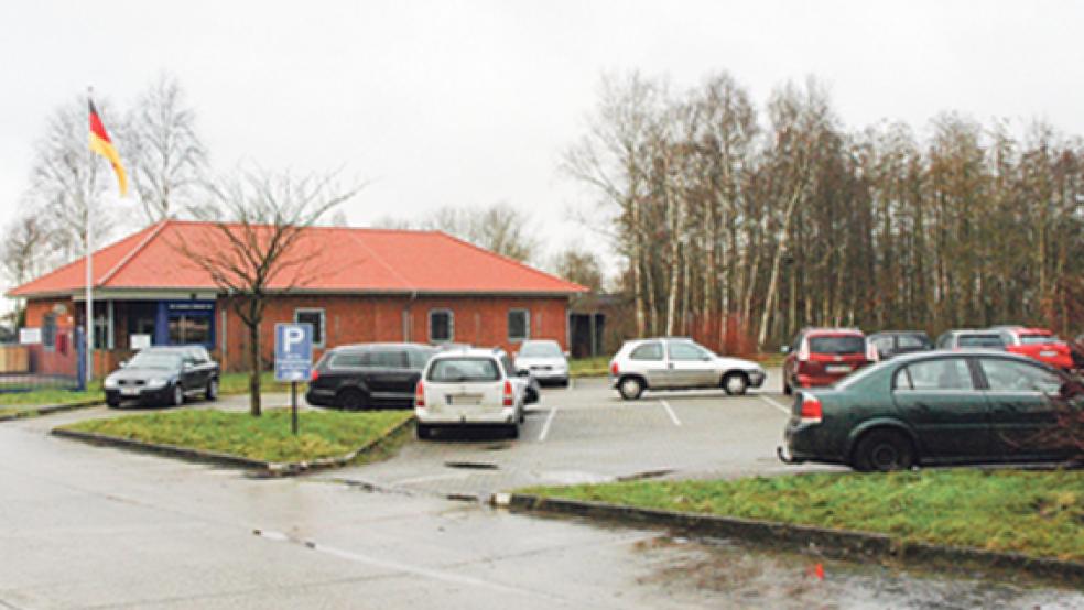 Zwischen dem Parkplatz des Materiallagers der Bundeswehr an der Rostocker Straße und der Bundesstraße 436 befindet sich ein Birkenhain (im Hintergrund rechts). Dieser müsste dem Neubau der Ausbildungswerkstatt (ABW) weichen. © Foto: Szyska