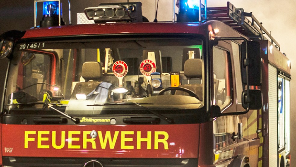 Glückliches Ende eines Rettungseinsatzes: Als die Feuerwehr zu der vermeintlich hilfebedürftigen Frau kam, war sie wohlauf. Sie hatte den Notruf versehentlich ausgelöst. © Foto: RZ-Archiv