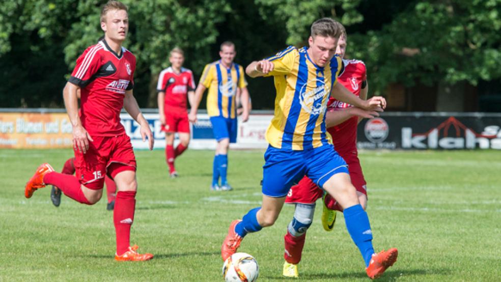 Eine Woche länger wird die Bezirksliga-Saison dauern. Für Weener und Frank Wöste (hier im Spiel gegen Frisia Loga) endet die Spielzeit erst am 4. Juni. © Foto: Mentrup