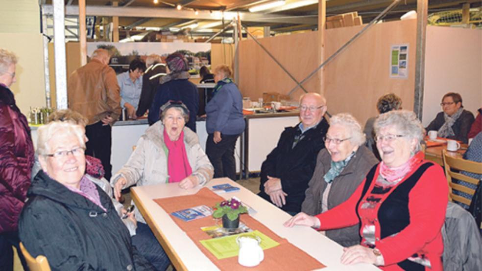 Auch Leni Frieling (rechts) war am Gute Laune-Tag bester Stimmung. Mit ihrer Damenclique ist die Bunderin mehrmals im Jahr auf Achse - und in Jemgum wurden schon mal einige Reiseziele festgelegt. Dieses Jahr soll es auf alle Fälle für vier Tage nach Dresden und für einen Tagesausflug nach Volendam gehen.  © Foto: Himstedt