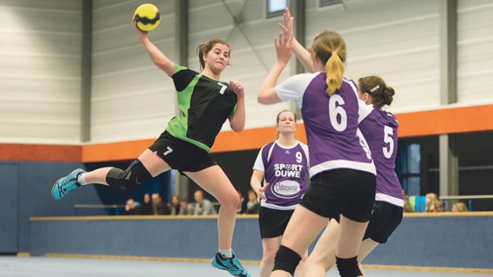 Ein lange Zeit ausgeglichenes Match lieferten sich Weener/Bunde I und Weener/Bunde II. Hier sucht Femke Haken (HSG II) den Abschluss gegen Nicole Buntjer und Verena Haan. © Foto: Mentrup