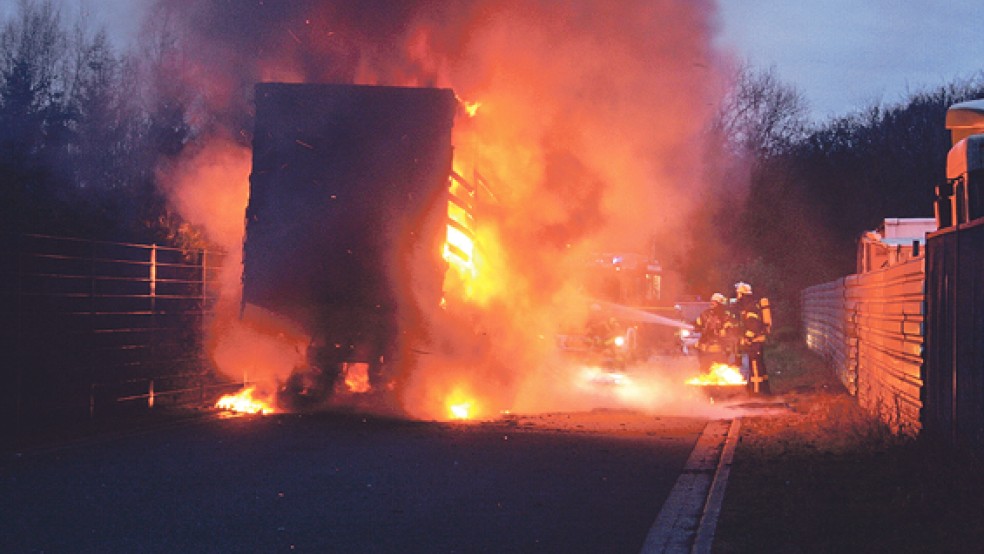 Komplett ausgebrannt ist dieser Sattelzug-Auflieger, der im Gewerbegebiet Nortmoor stand. Das Feuer griff auch auf einen benachbarten Zaun und eine Hecke über. © Foto: Feuerwehr