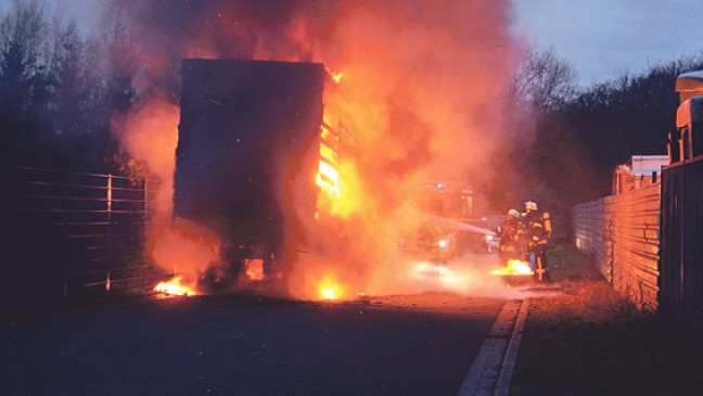 Sattelzug-Auflieger lichterloh in Flammen