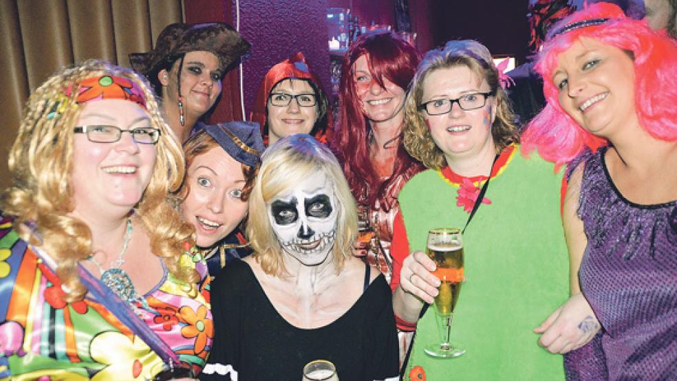 Hippies, Untote und Charleston-Girls...bei der Blau-Gelben Nacht in Weener war alles vertreten. © Fotos: Himstedt (5)/Hellmers/privat