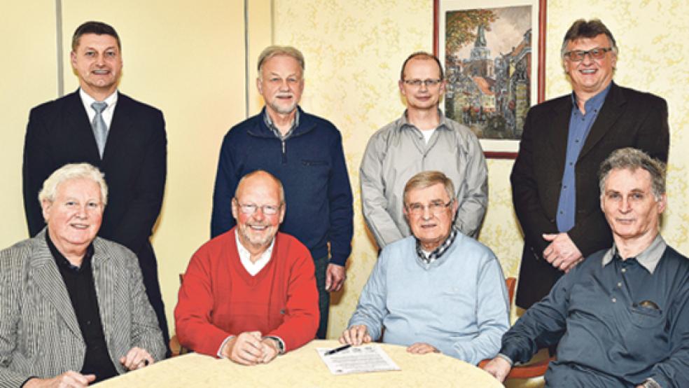 Die Absichtserklärung unterzeichneten die Kreisvorständler (hinten v. l.) Rainer Hoffmann (Fußballkreis Emden), Hermann Weiland (Leer), Alwin Harberts (Aurich), Winfried Neumann (Aurich) sowie (vorne v. l.) Reinhard Schultz (Wittmund), Karl-Heinz Ockenga (Wittmund), Johann Schön (Leer), Hermann Hesse (Emden). © Foto: Tschöke