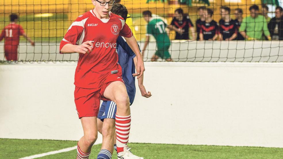 Locker vorbei zieht dieser Bunder an seinem Gegenspieler. Der Soccerpark-Cup kommt nicht nur bei den B-Junioren gut an. © Foto: Mentrup