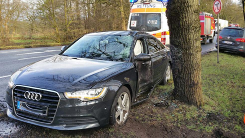 Gegen einen Baum geschleudert wurde dieser Audi bei einem Unfall auf der Auricher Straße in Hesel. © Foto: Feuerwehr