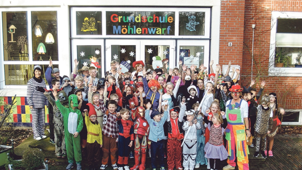 Beste Grüße mit bunten Kostümen kommen hier von der Grundschule Möhlenwarf. © Foto: privat