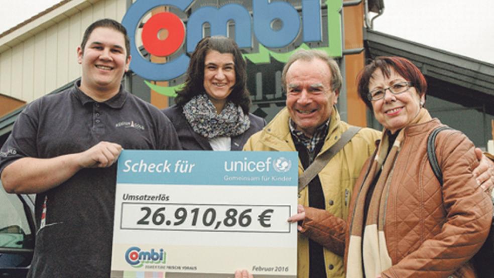 Symbolische Scheckübergabe beim Verbrauchermarkt »Combi« in Bunde: Markleiter Benjamin La Deaux und Bezirksleiterin Maike Elbers mit Gerd Bartinger und Annelie Schieffer von der Unicef-Arbeitsgruppe Ostfriesland (von links). © Foto: Szyska