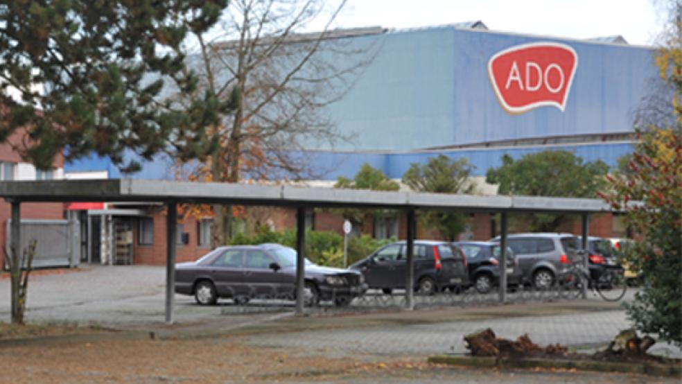 Auf dem Dach der Notunterkunft für Flüchtlinge in den ehemaligen ADO-Gardinenwerken in Aschendorf wollte der Hausmeister ein Fenster reparieren. Dabei trat er versehentlich auf eine Kunststoffplatte und stürzte in die Tiefe. © Foto: Archiv