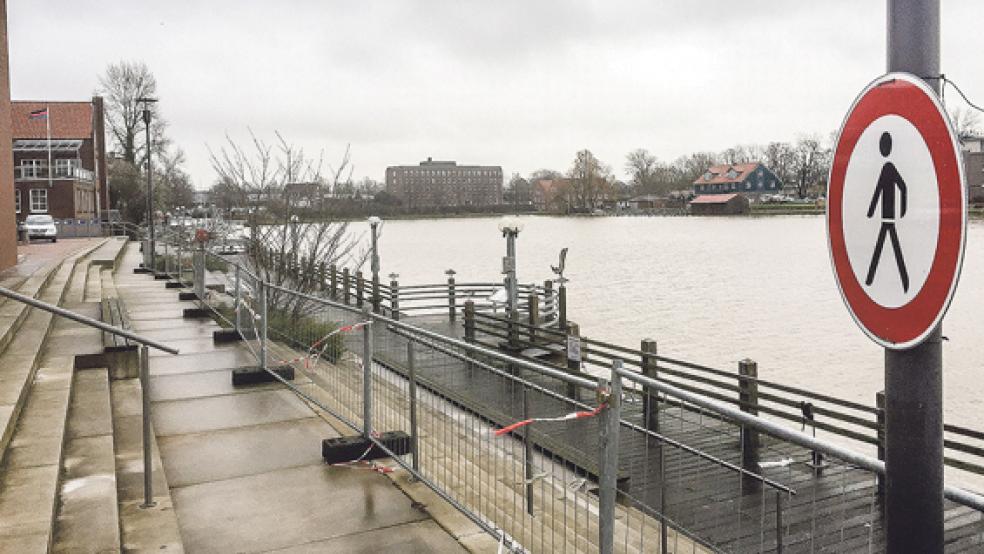 Die Leeraner Hafenpromenade bleibt weiter gesperrt. Taucher sollen die Konstruktion unter die Lupe nehmen. © Foto: Boelmann