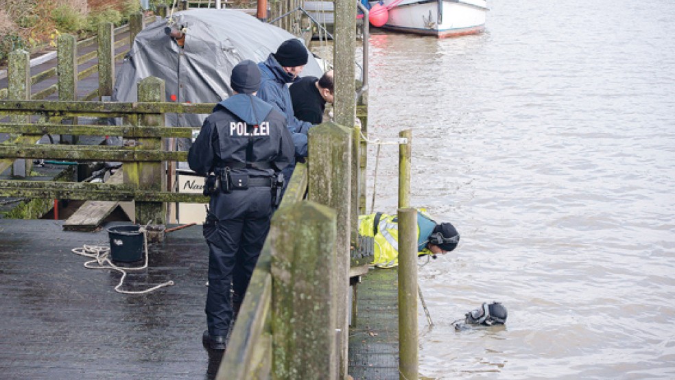 Taucher waren gestern fast vier Stunden im Hafen an der Rathausbrücke in Leer auf der Suche nach Diebesgut. © Foto: Klemmer