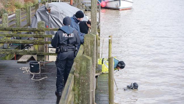 Taucher suchen im Hafen nach Diebesgut