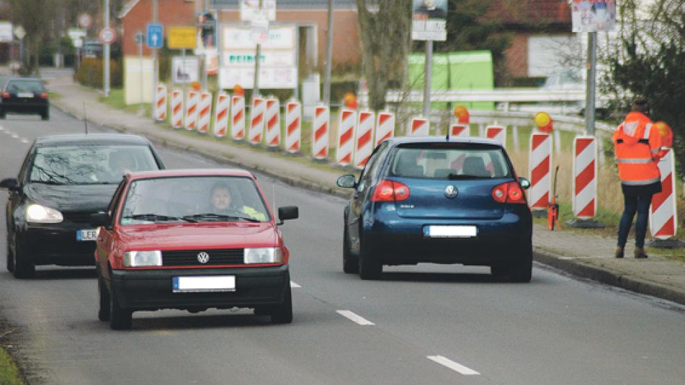 Eine Vermessungstechnikerin nahm am Mittwoch die Daten des Fuß- und Radweges entlang der Bingumer Ortsdurchfahrt auf. Der Weg muss saniert werden.  © Foto: Szyska