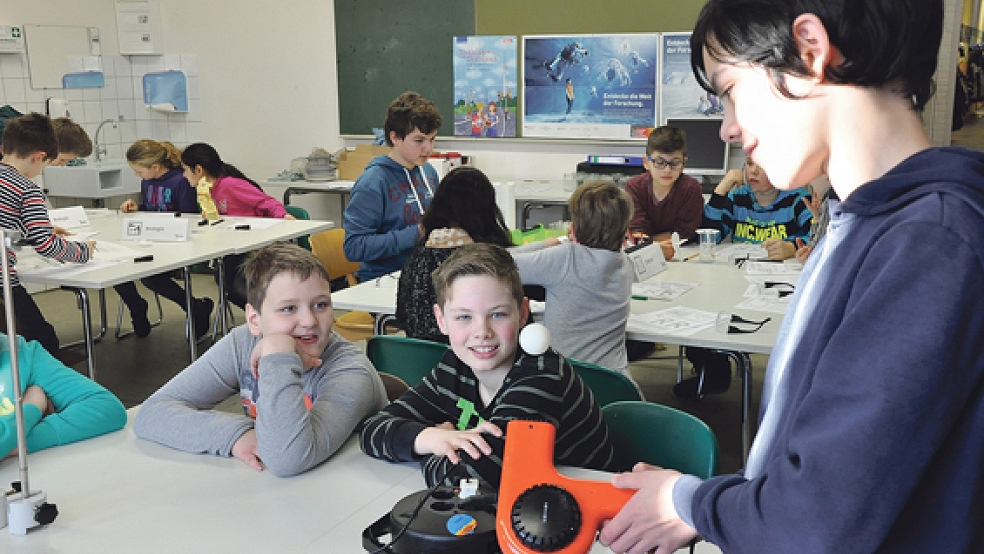 Mit Experimenten wurde gestern bei den Viertklässlern der Grundschule in Weener das Interesse für die Fächer Mathematik, Physik, Informatik, Biologie, Chemie und Technik geweckt. © Foto: Boelmann