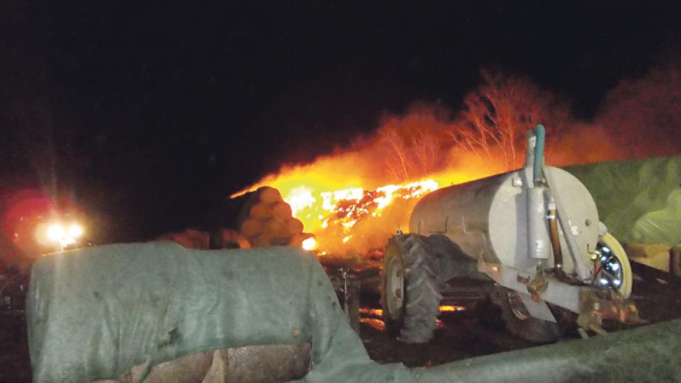 Beim Brand von 1300 Strohballen und 700 Heuballen in Petkum entstand ein Schaden von 100.000 Euro. © Foto: Polizei