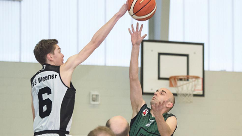 In neue Höhen wollen sich die Weeneraner um Timo Giese (l.) im Heimspiel gegen Emden aufschwingen. Der BSV Bingum um Kai Bunger bestreitet das Tospiel in Marienhafe. © Foto: Mentrup