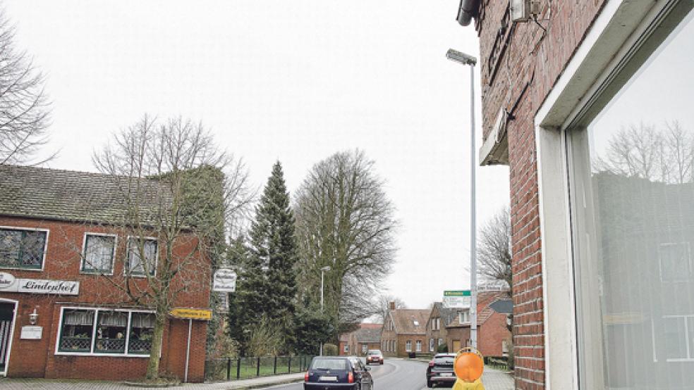 Spiegelverkehr: Vor dem Haus rechts stand der Verkehrsspiegel, der vor allem Autofahrern, die aus dem Möhlenweg kommen (links), besseren Einblick auf den Durchgangsverkehr ­ermöglicht. © Foto: Hanken
