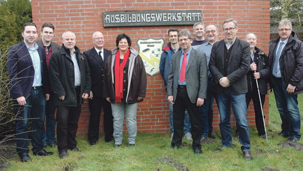 Der Leiter der Ausbildungswerkstatt, Uwe Neessen (Dritter von links), und Fregattenkapitän Lothar Koch (rechts neben ihm) sowie Ausbilder der ABW begrüßten eine SPD-Delegation mit den Bundestagsabgeordneten Heidtrud Henn und Markus Paschke sowie Mitgliedern des SPD-Stadtverbandes um den Ratsfraktionsvorsitzenden Helmut Geuken. © Foto: Szyska