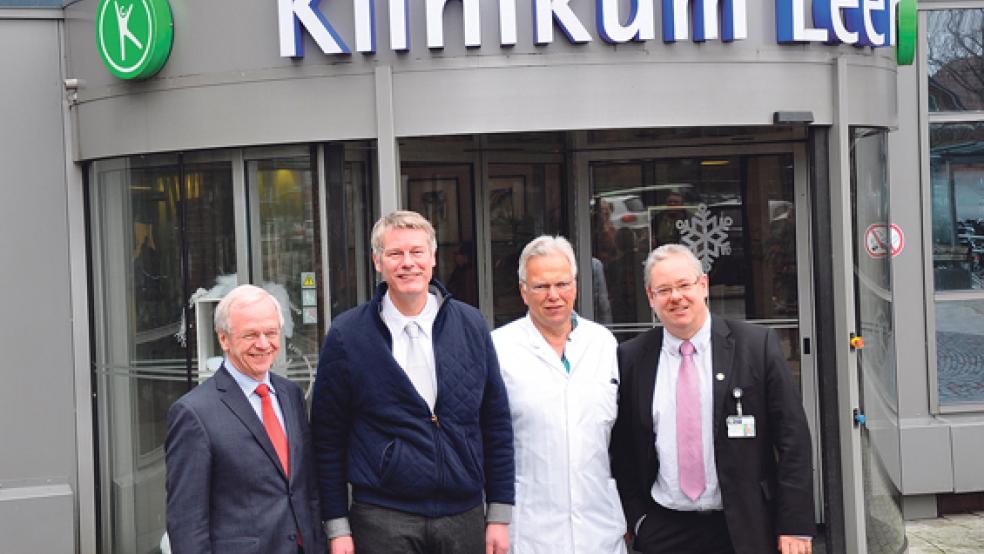 Freuen sich auf die gemeinsame Zusammenarbeit (von links): Landrat Bernhard Bramlage (Aufsichtsratsvorsitzender Klinikum Leer), Dr. Thomas Lübbers (Chefarzt der Klinik für Wirbelsäulenchirurgie), Dr. Hans-Jürgen Wietoska (Ärztlicher Direktor Klinikum Leer) und Holger Glienke (Geschäftsführer Klinikum Leer). © Foto: Klinikum Leer